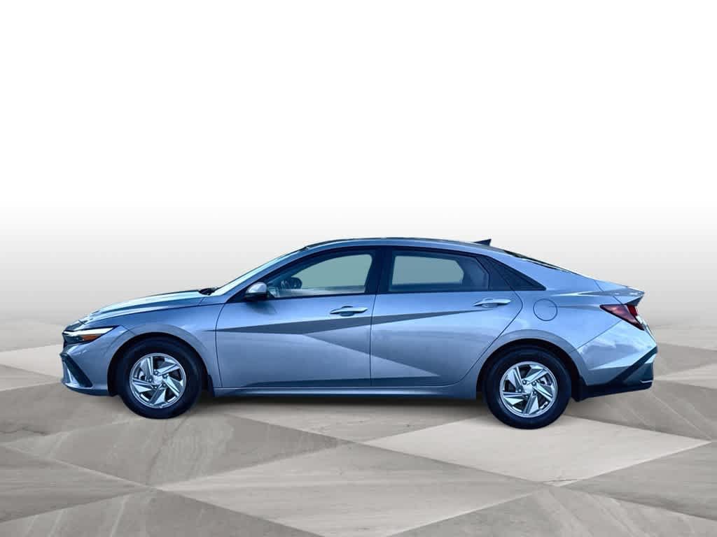 Used 2026 Hyundai Elantra SE FWD image 5