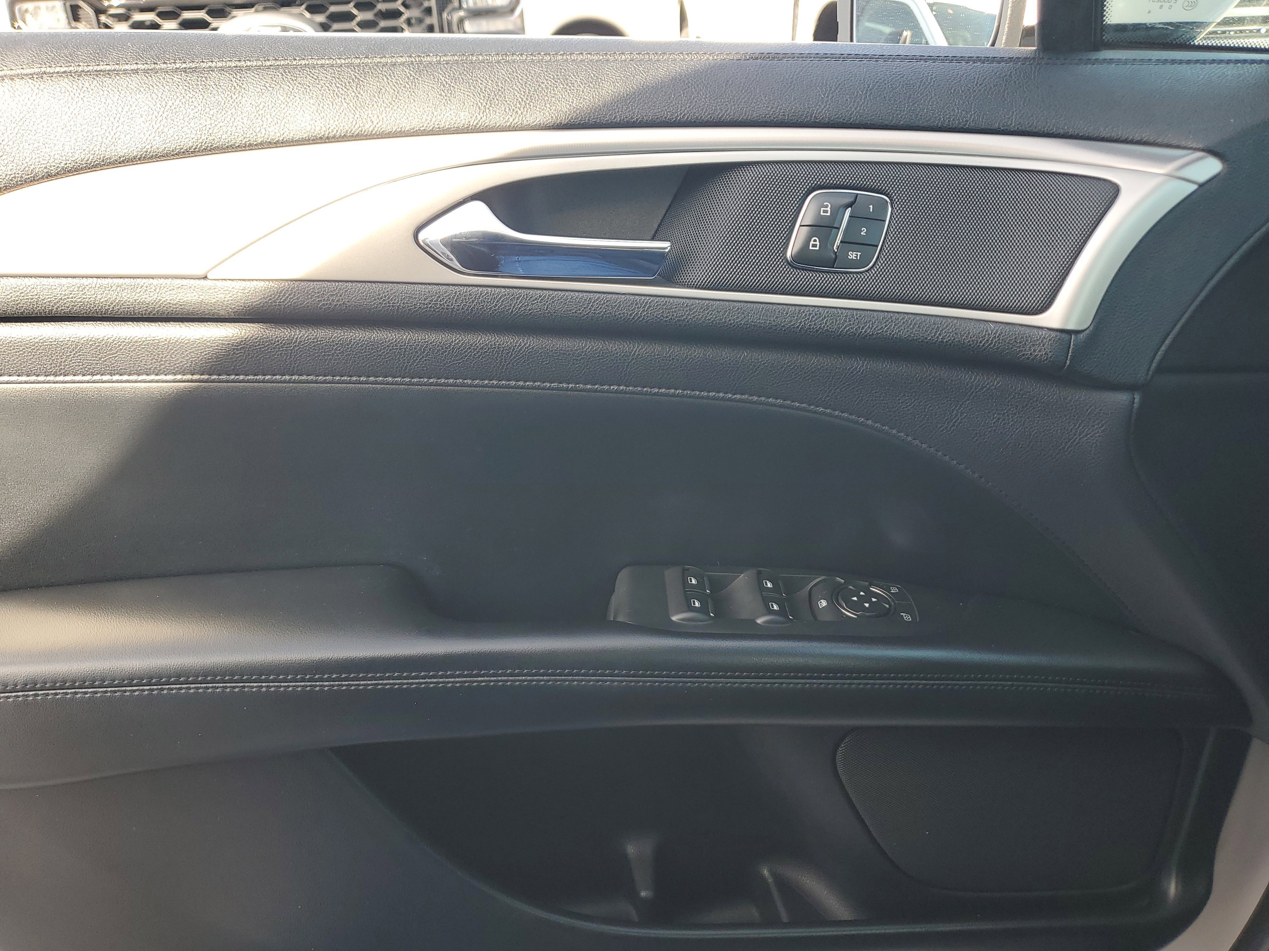 Used 2020 Lincoln MKZ image 24