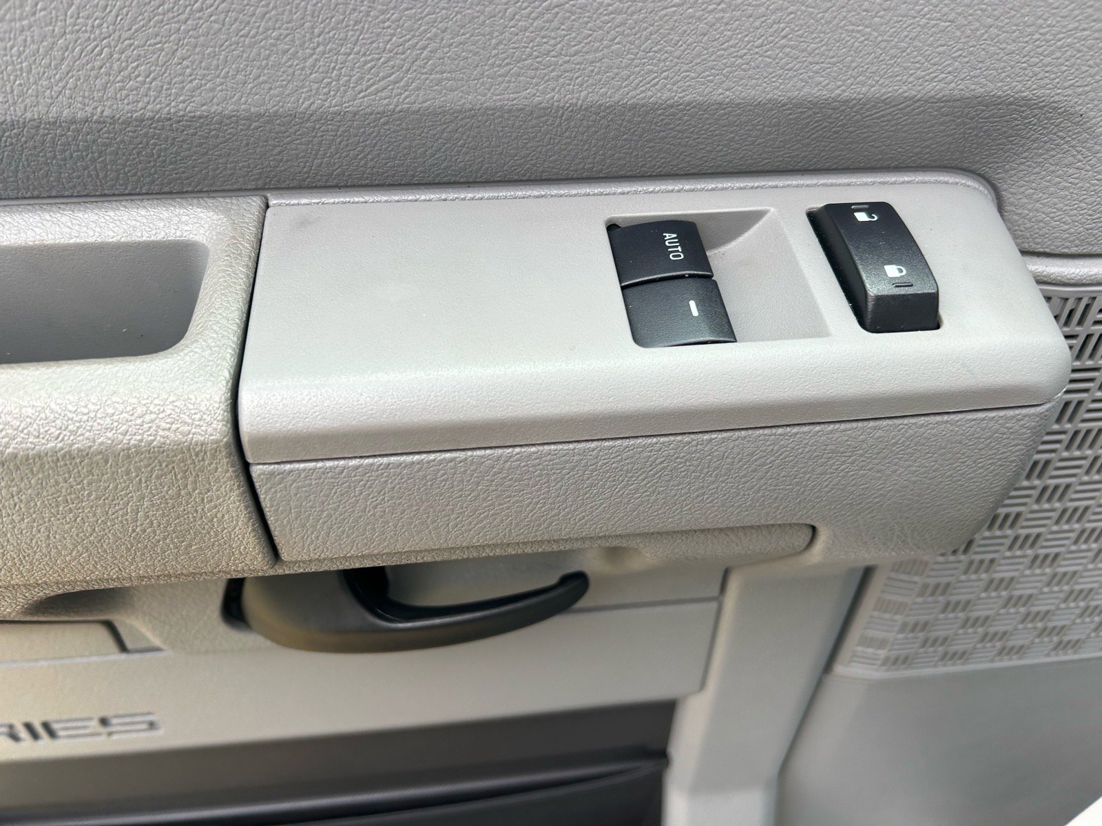 Used 2011 Ford E-350 and Econoline 350 XLT image 7