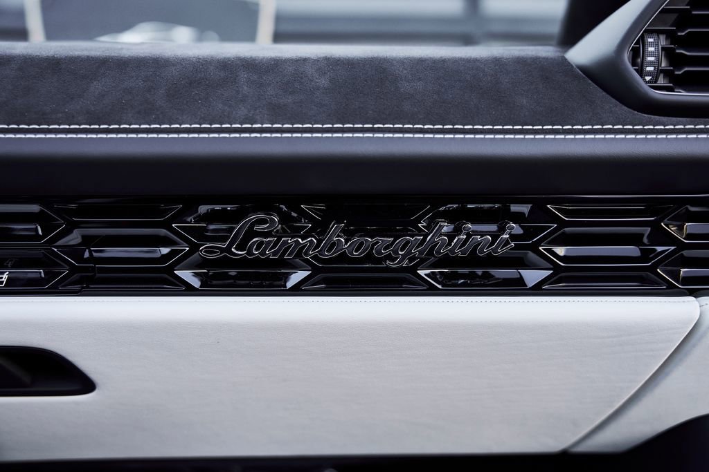 Used 2024 Lamborghini Huracan EVO image 41