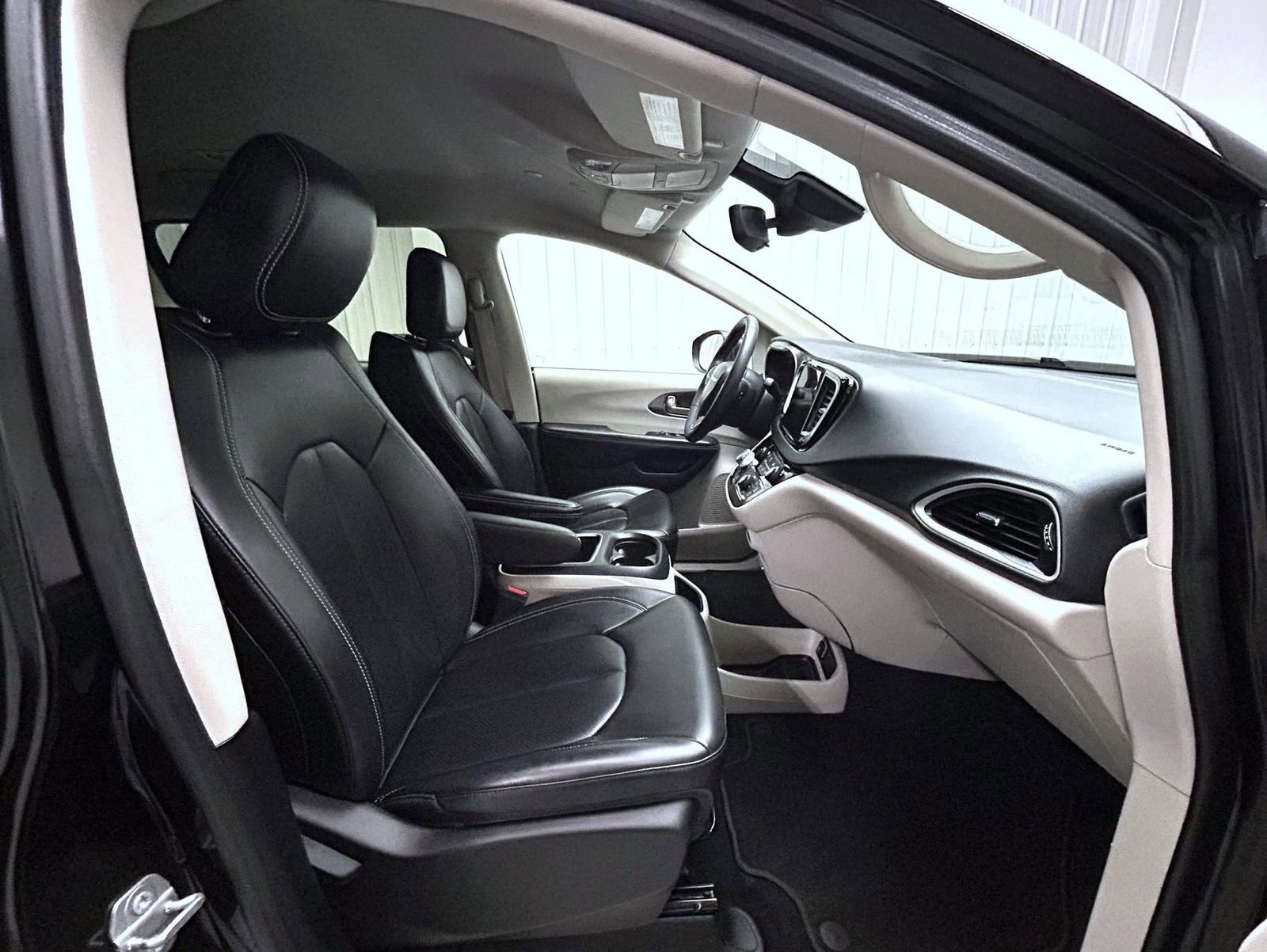 Used 2023 Chrysler Pacifica Touring-L image 15