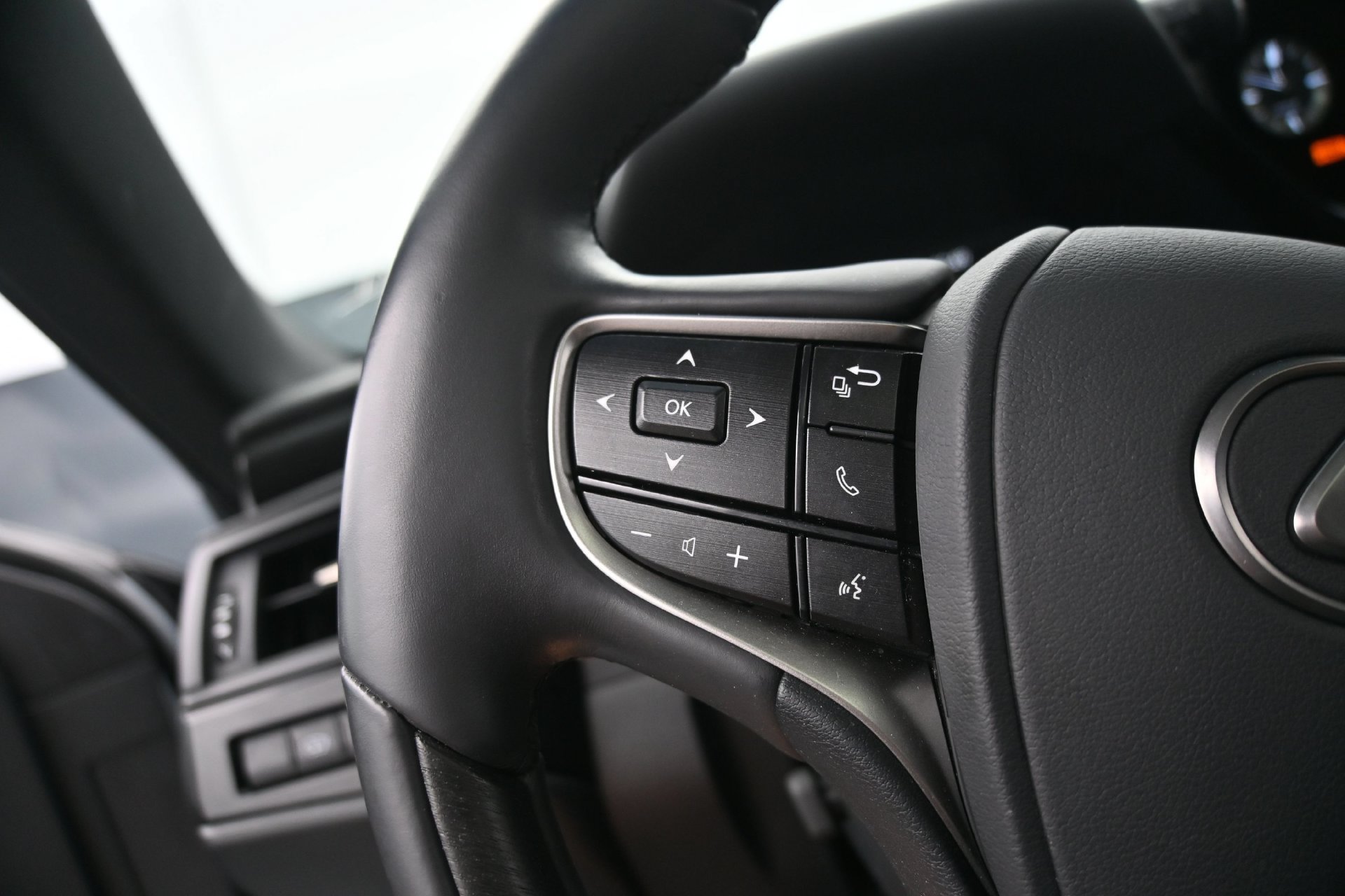 Used 2025 Lexus ES 300h FWD image 22