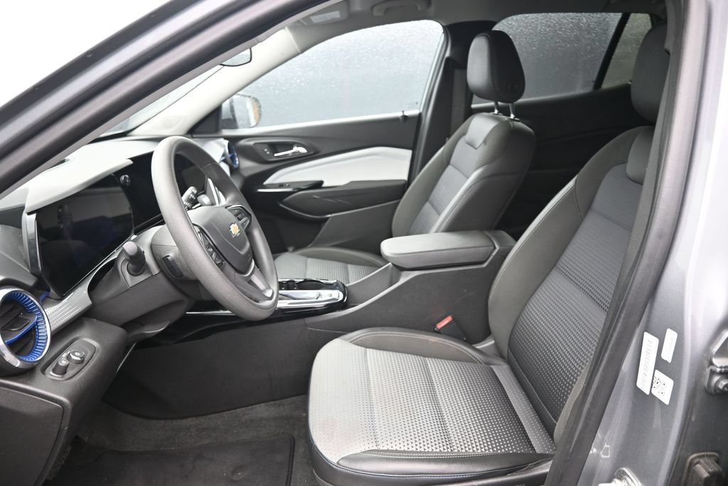 Used 2025 Chevrolet Trax LT FWD image 23