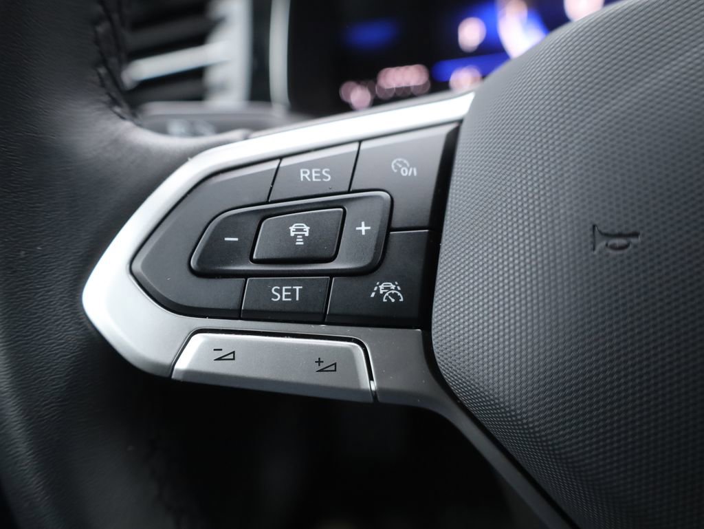 Used 2025 Volkswagen Jetta SE w/ Sunroof Package image 40