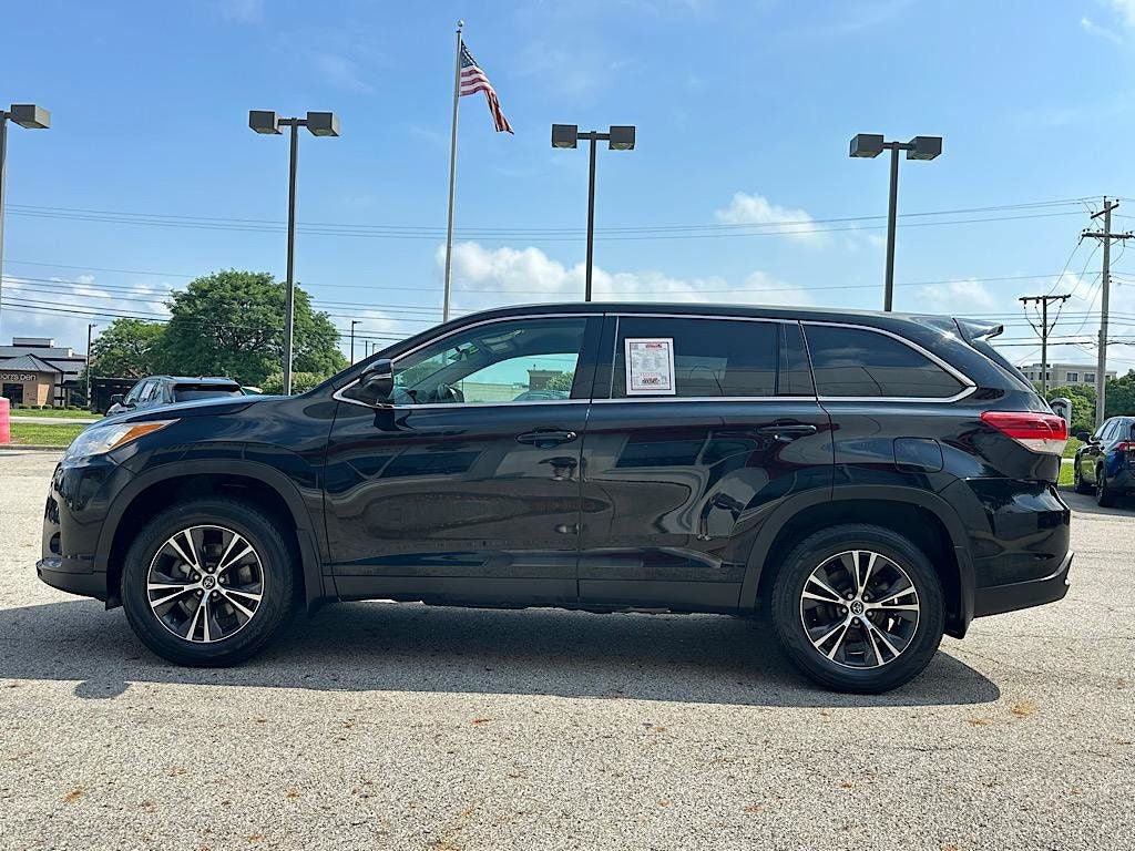 Used 2019 Toyota Highlander LE AWD/4WD image 2