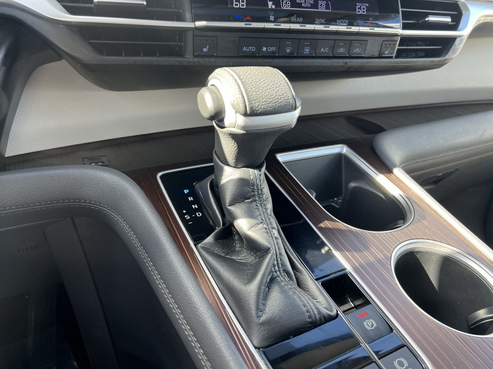 Used 2022 Toyota Sienna XLE FWD image 21