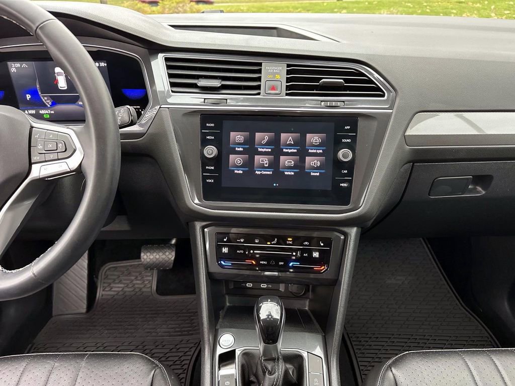 Used 2022 Volkswagen Tiguan SE image 30