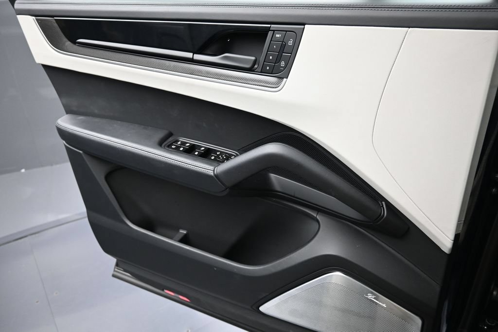 Certified 2025 Porsche Cayenne Turbo AWD/4WD image 23