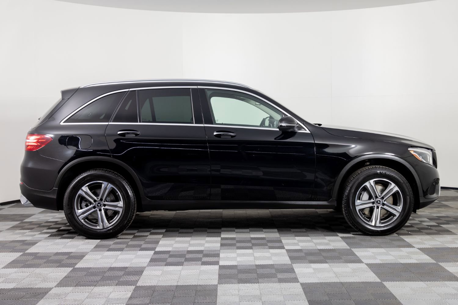 Used 2019 Mercedes-Benz GLC 300 4MATIC w/ Premium Package image 10