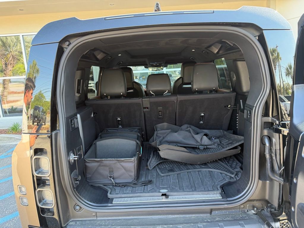 Used 2025 Land Rover Defender 110 image 8