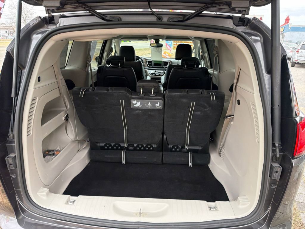 Used 2019 Chrysler Pacifica Touring-L w/ Tire & Wheel Group image 8