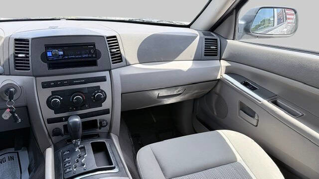 Used 2007 Jeep Grand Cherokee Laredo w/ Cargo Convenience Group RWD image 18