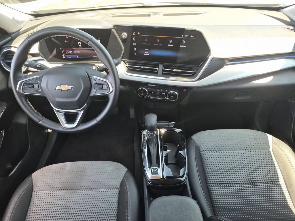 Used 2025 Chevrolet Trax LT w/ LT Convenience Package FWD image 26