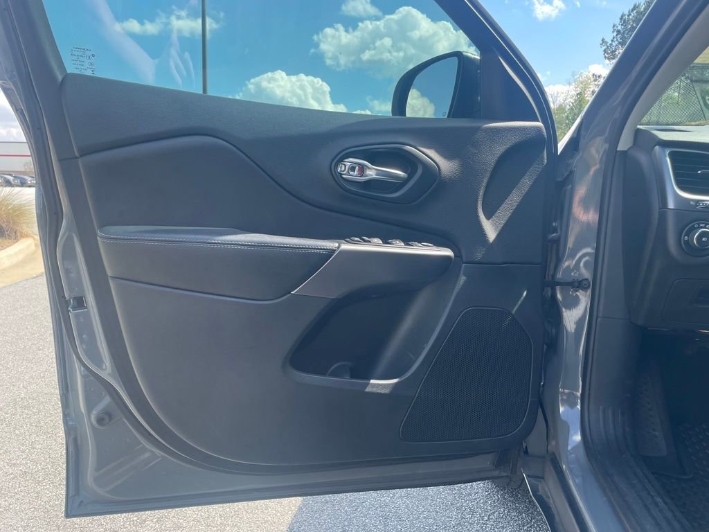 Used 2019 Jeep Cherokee Latitude Plus w/ Comfort/Convenience Group image 10