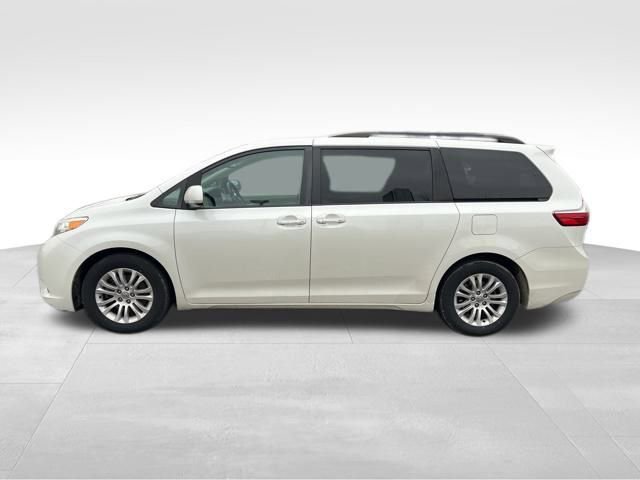 Used 2016 Toyota Sienna XLE image 4