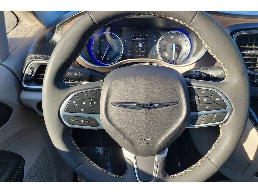 Used 2023 Chrysler Voyager LX image 11