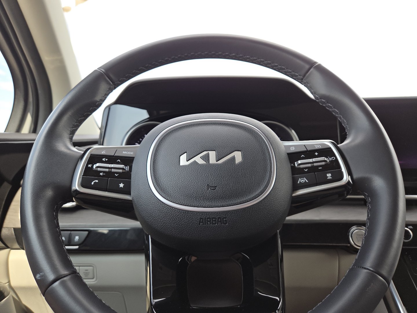 Used 2024 Kia Carnival EX FWD image 24