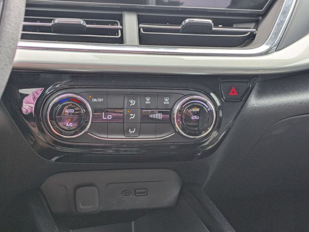 Used 2025 Chevrolet Trax LT FWD image 22