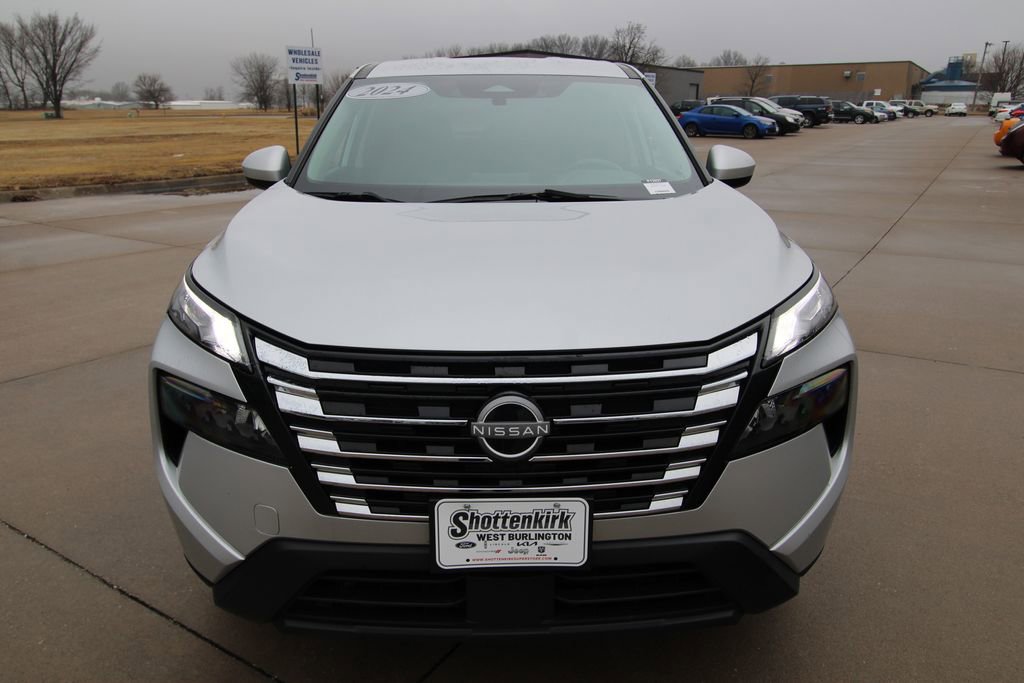 Used 2024 Nissan Rogue SV image 2