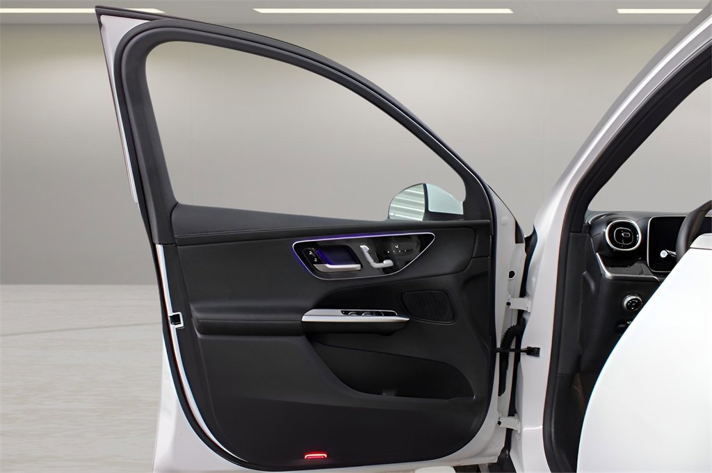 Used 2024 Mercedes-Benz GLC 300 4MATIC image 29