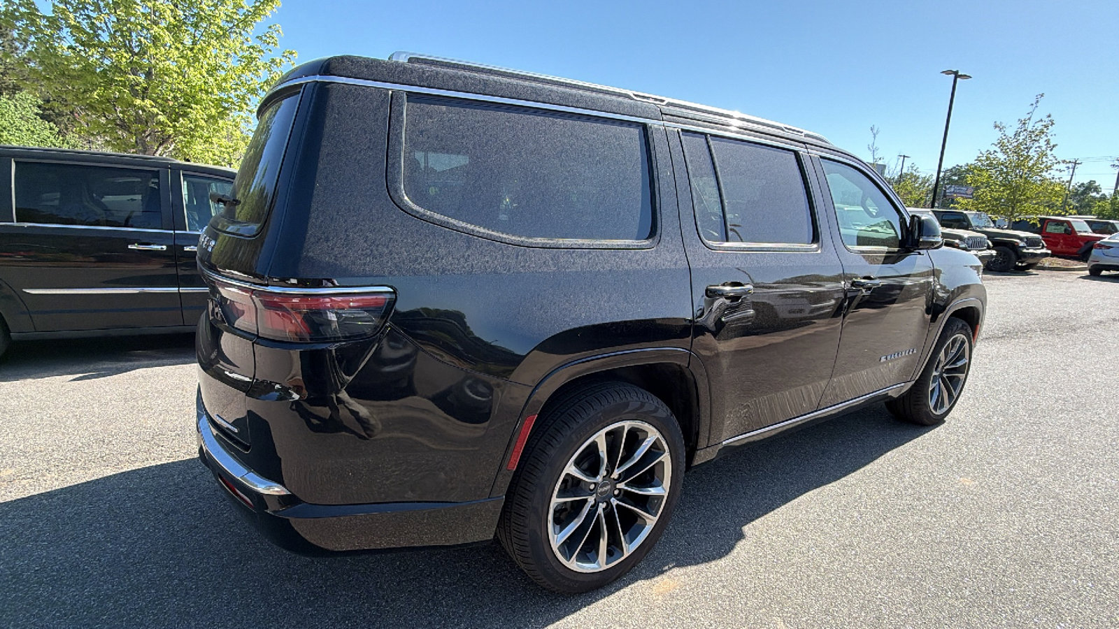 Used 2024 Jeep Wagoneer Series III w/ Premium Group I AWD/4WD image 8