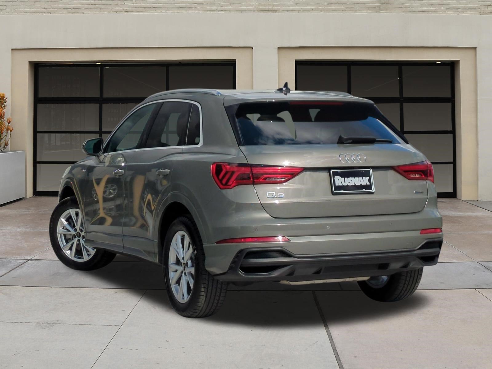 Used 2024 Audi Q3 2.0T Premium AWD/4WD image 2
