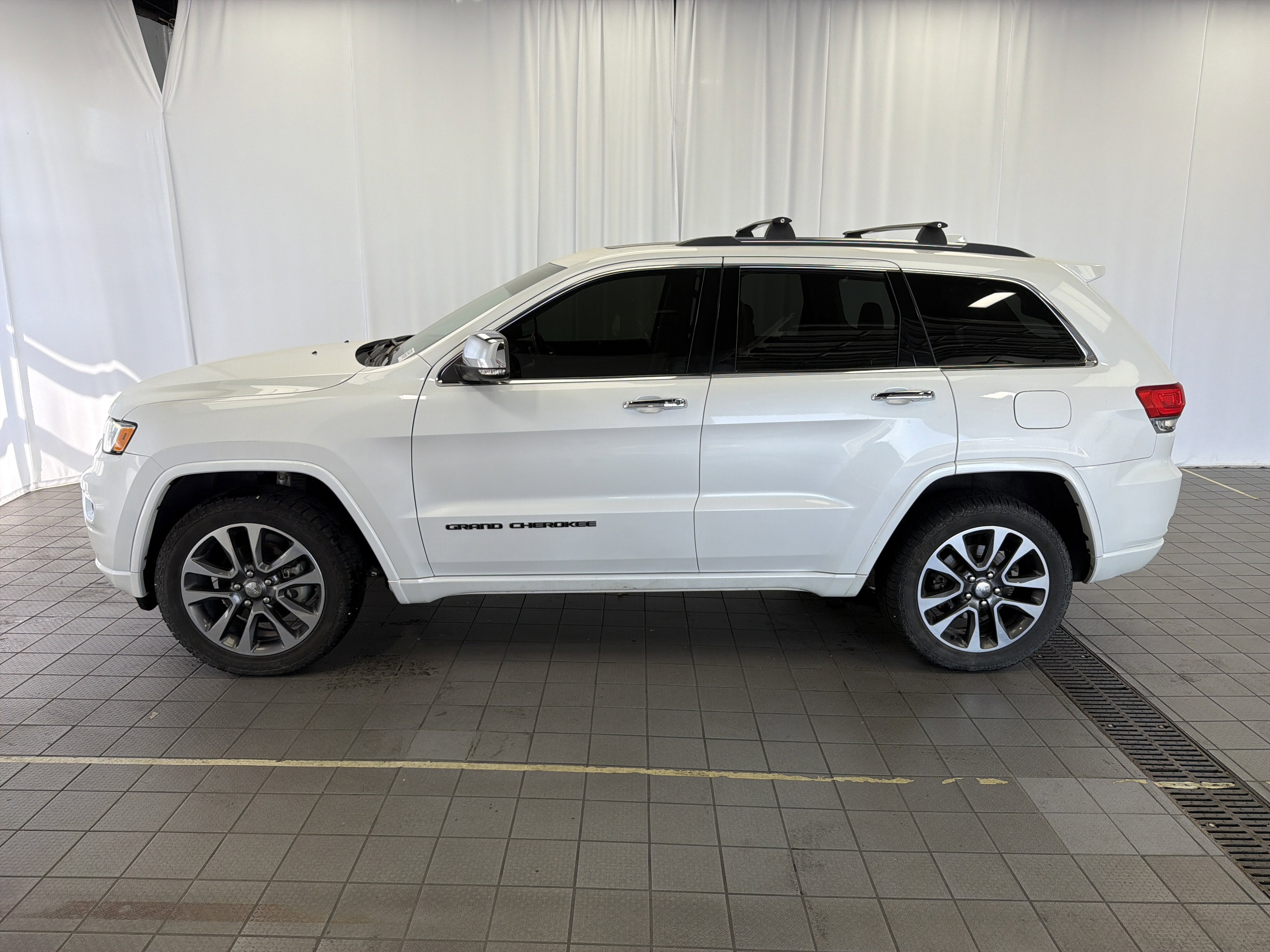 Used 2017 Jeep Grand Cherokee Overland image 8