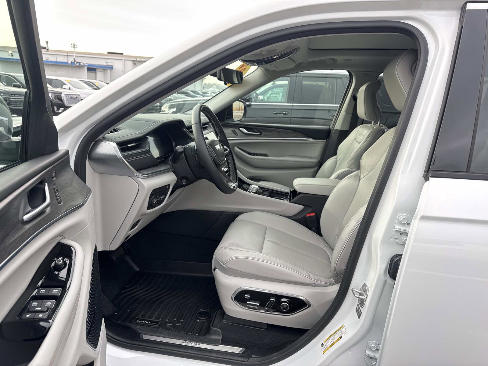 Used 2022 Jeep Grand Cherokee Overland w/ Advanced Protech Group III image 21