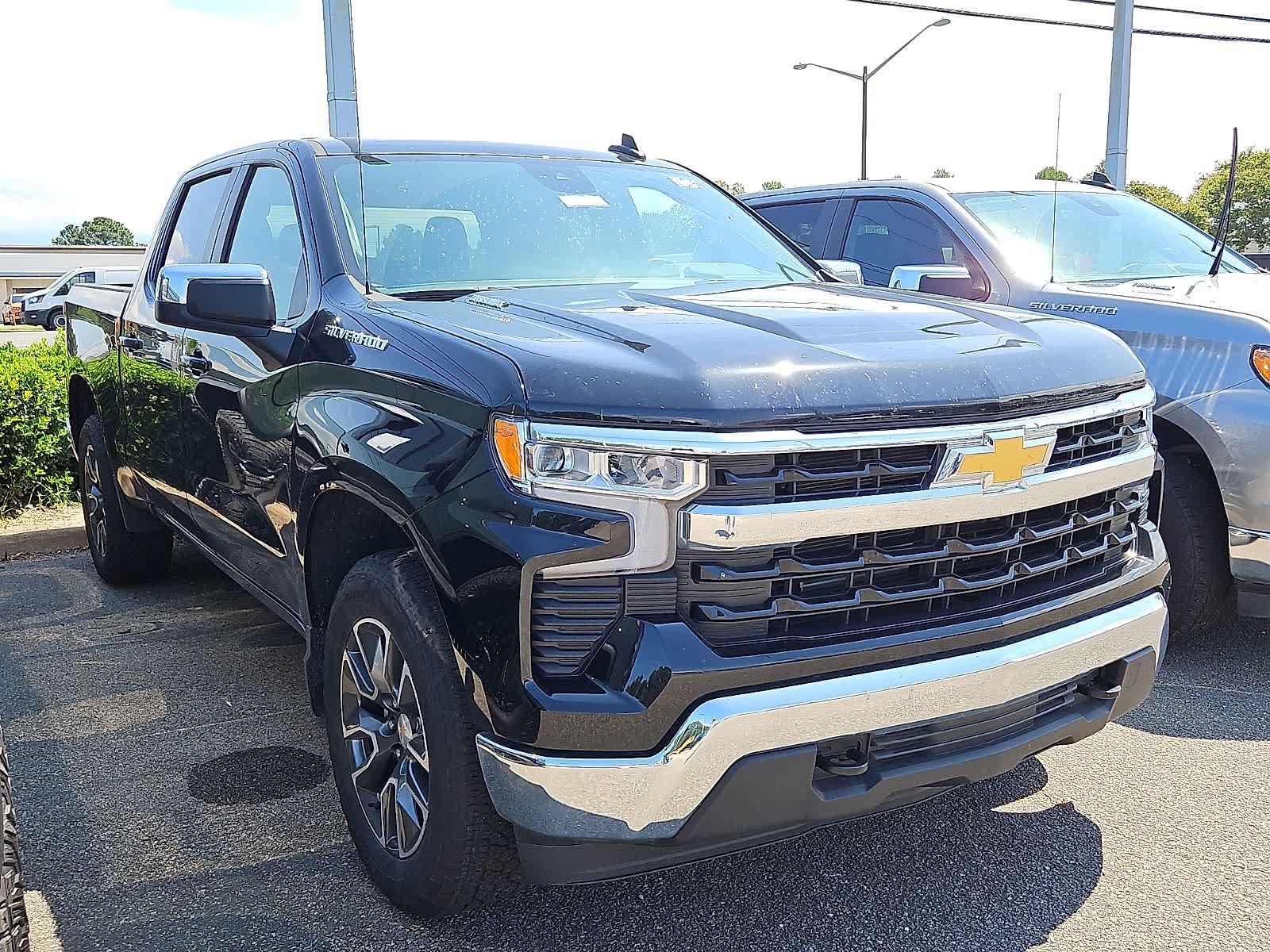 Used 2025 Chevrolet Silverado 1500 LT AWD/4WD image 2