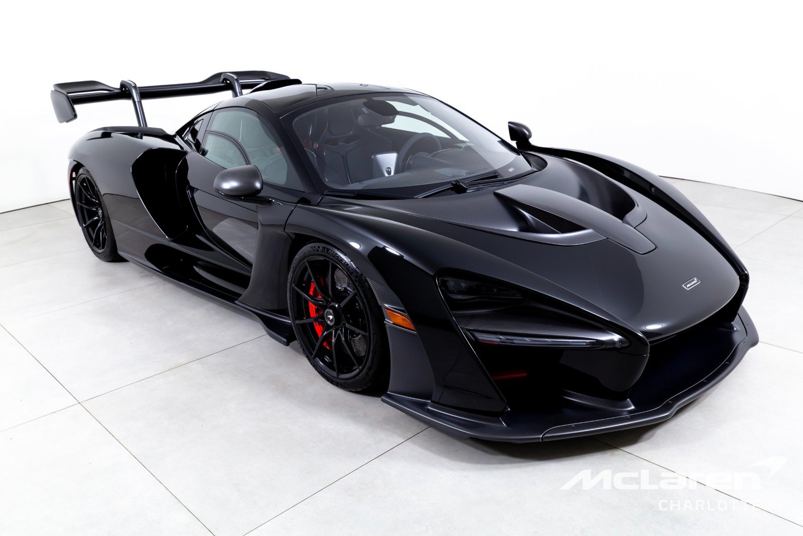 Used 2019 McLaren Senna RWD image 3