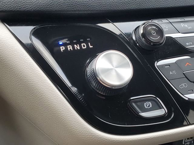 Used 2024 Chrysler Pacifica Touring-L image 19