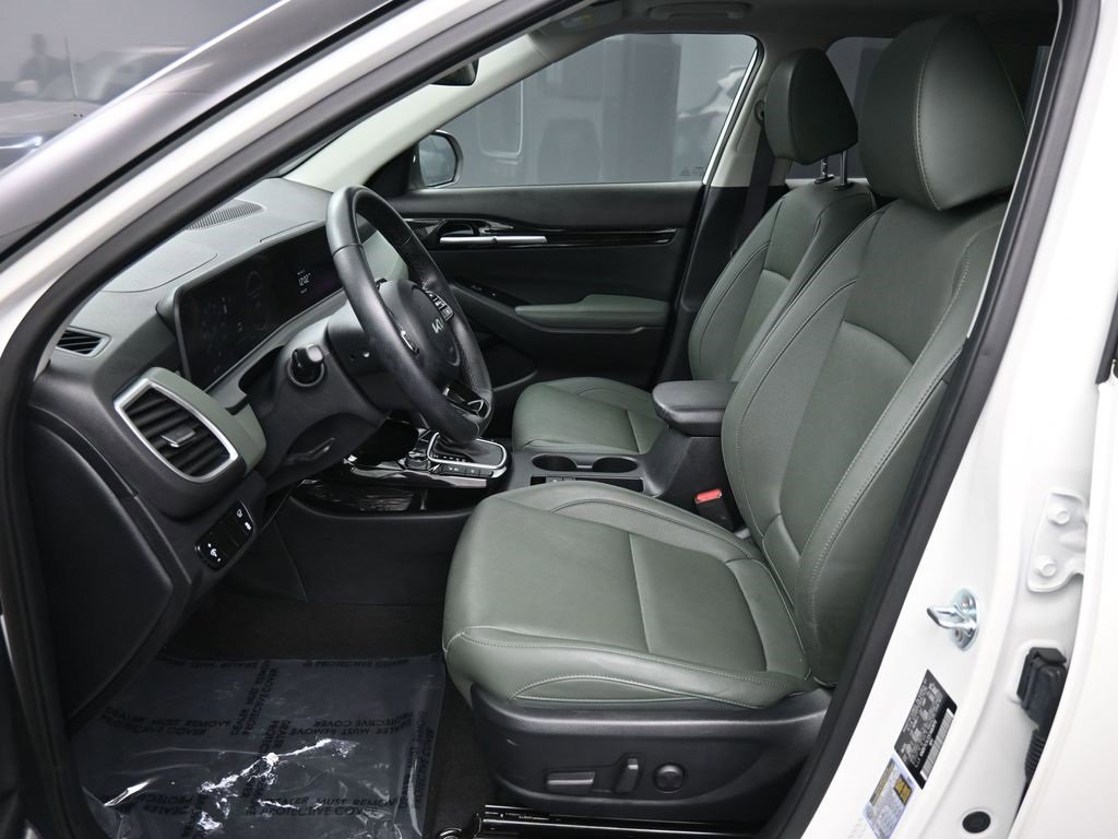 Certified 2025 Kia Seltos SX w/ SX Sunroof Package image 19