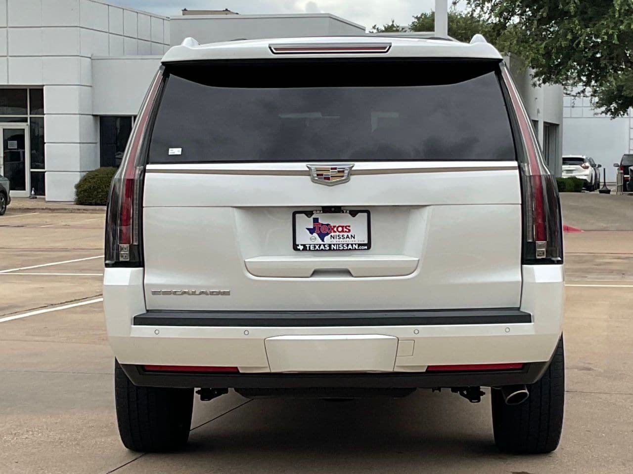 Used 2017 Cadillac Escalade Premium Luxury AWD/4WD image 5