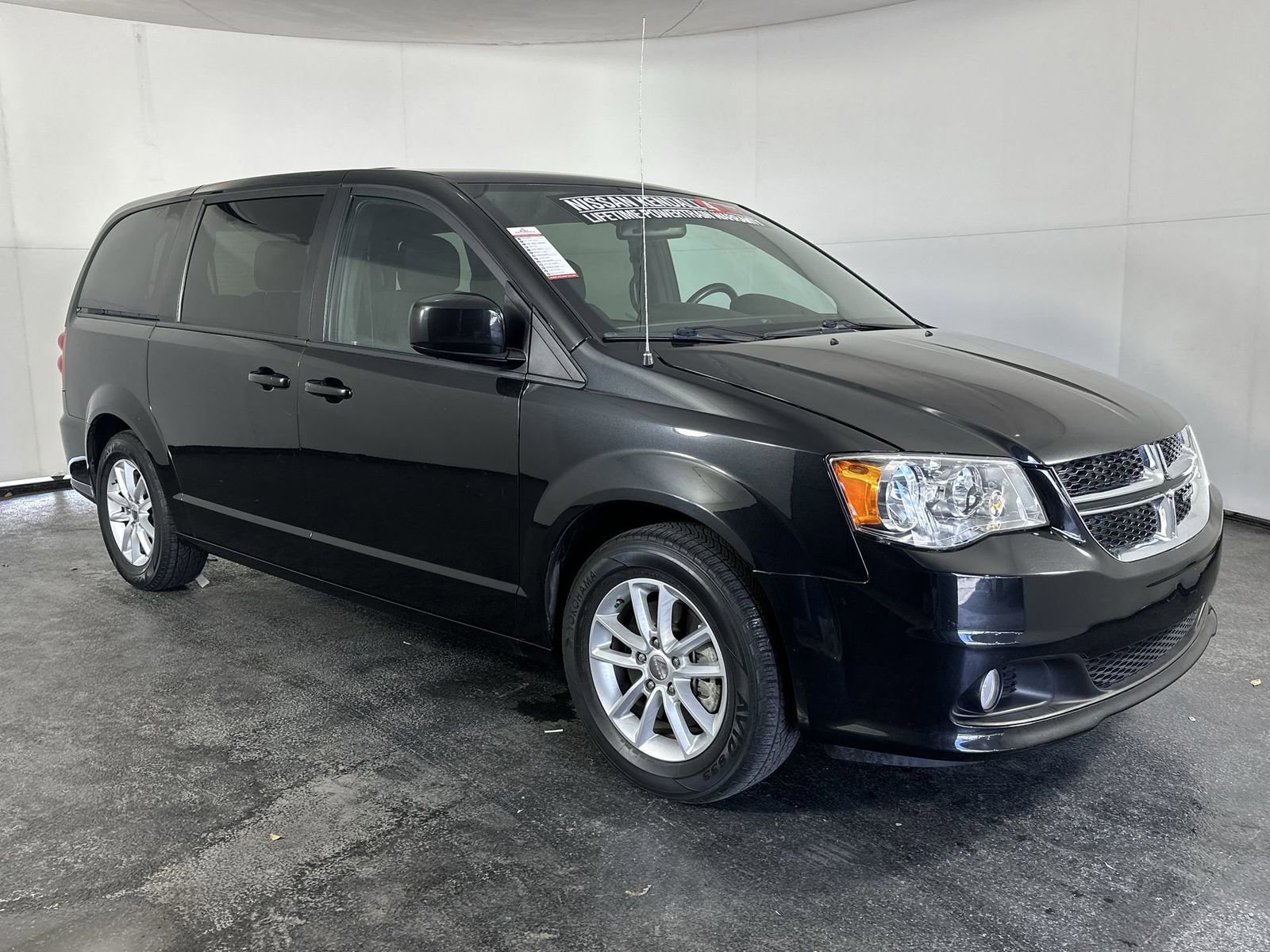 Used 2020 Dodge Grand Caravan SE image 3