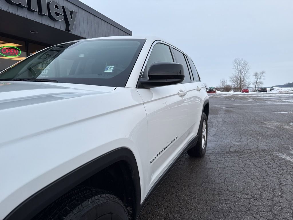 Used 2024 Jeep Grand Cherokee Laredo X image 9