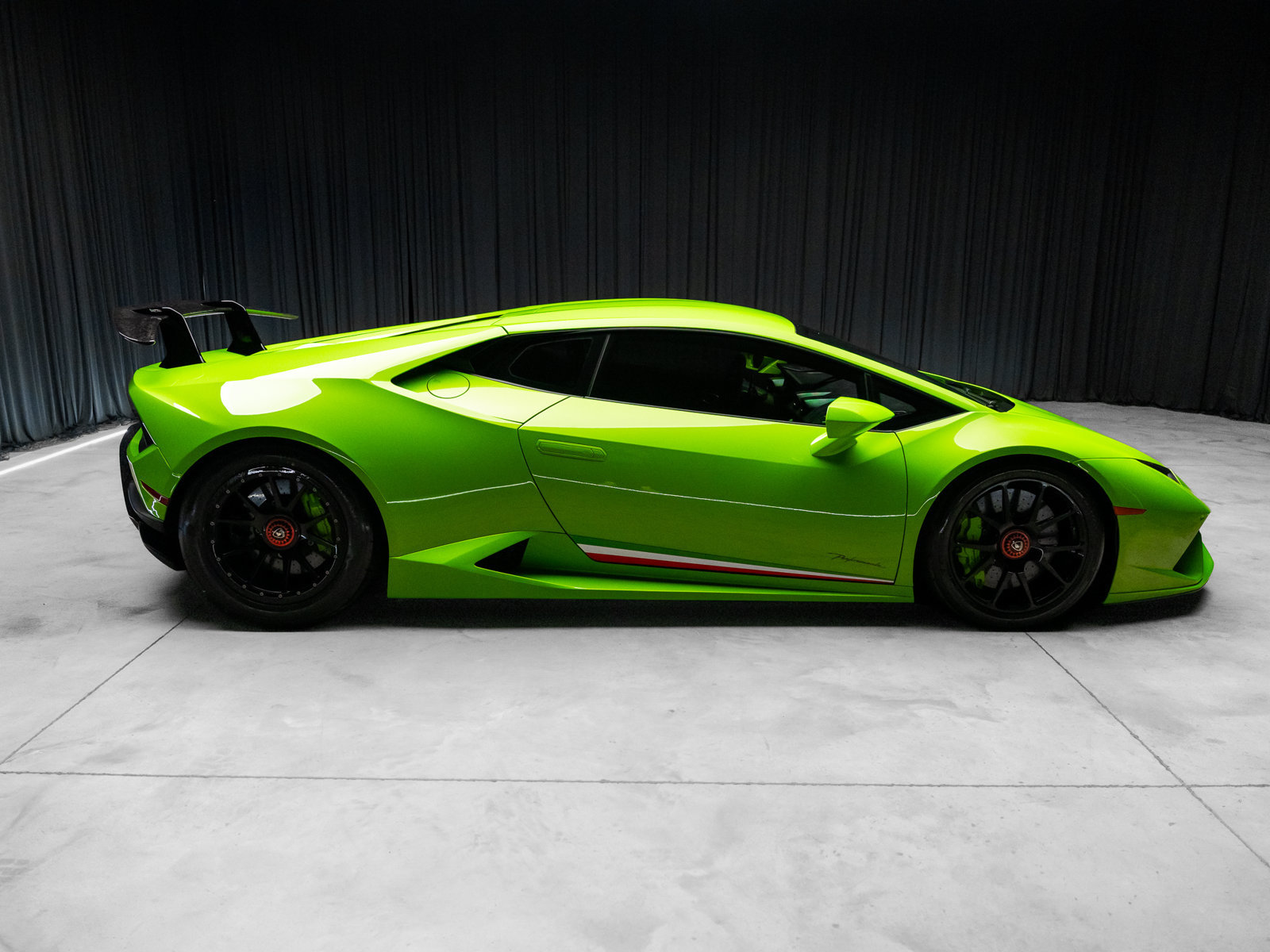 Used 2018 Lamborghini Huracan Performante AWD/4WD image 16