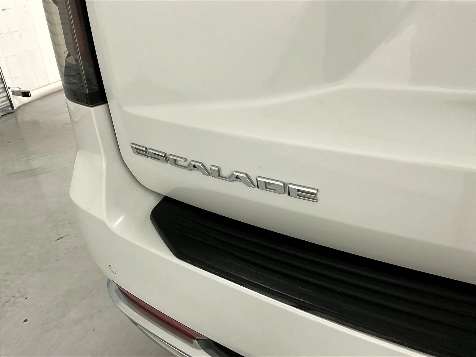 Used 2023 Cadillac Escalade ESV Premium Luxury w/ Performance Package AWD/4WD image 33