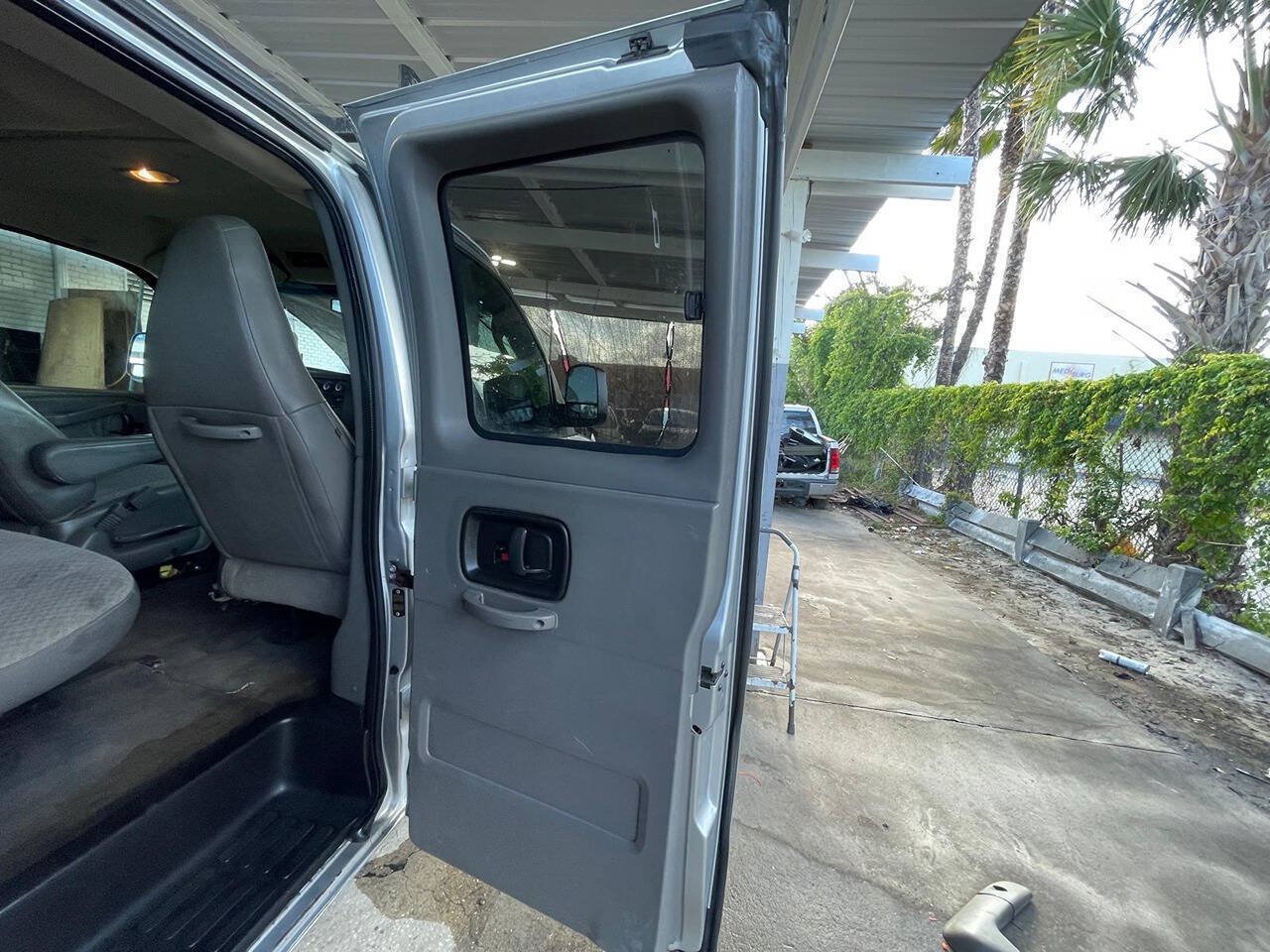 Used 2017 Chevrolet Express 3500 LT w/ LT Preferred Equipment Group RWD image 13