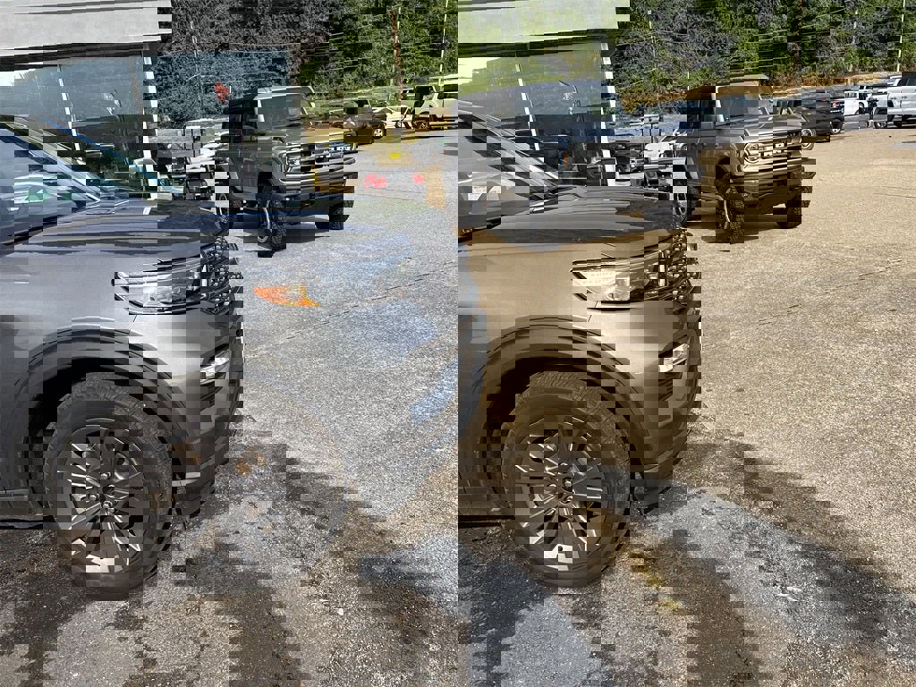 Used 2022 Ford Explorer XLT w/ Equipment Group 202A image 2