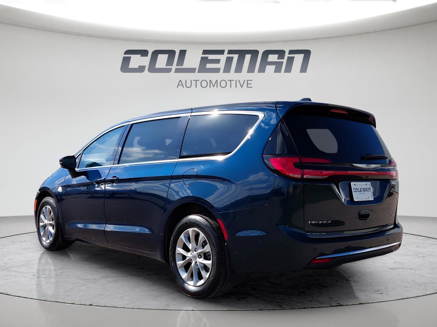 Used 2024 Chrysler Pacifica Touring-L AWD/4WD image 3