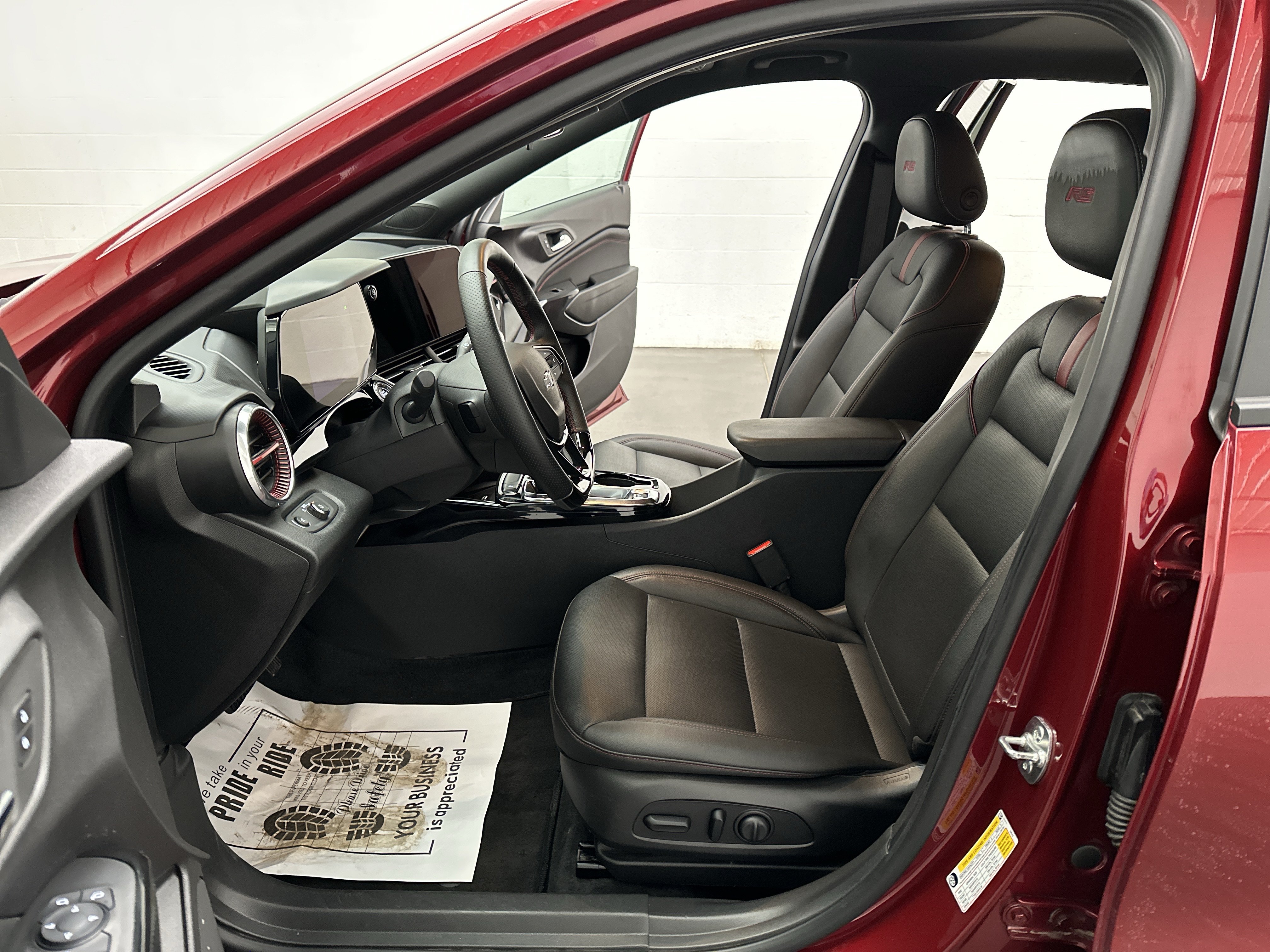 Used 2025 Chevrolet Trax RS w/ Sunroof Package FWD image 17