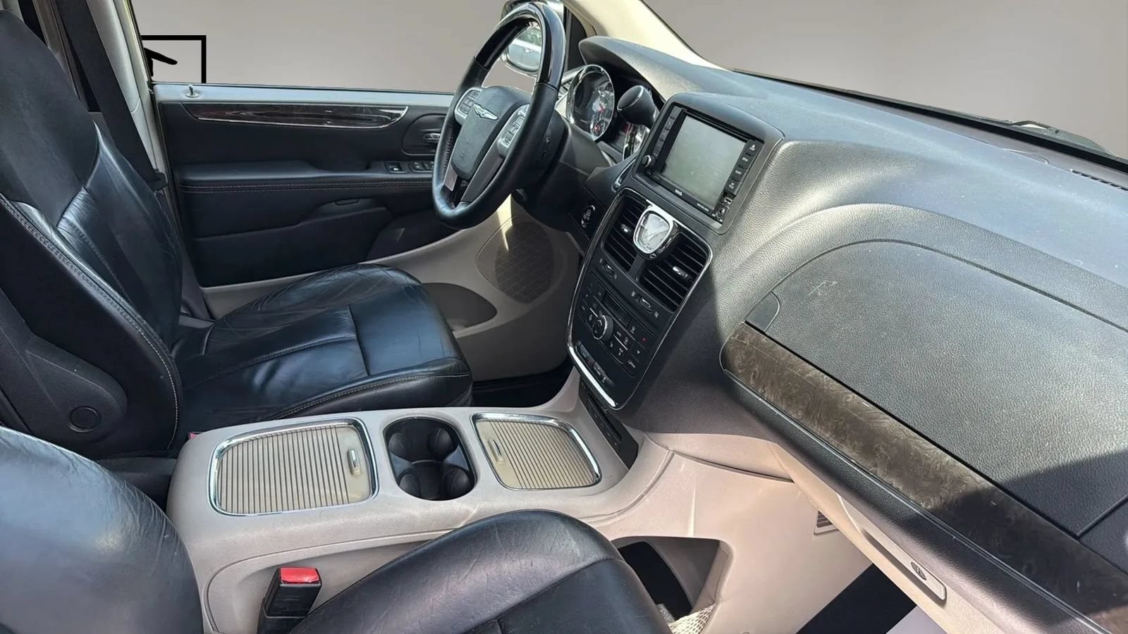 Used 2016 Chrysler Town & Country Limited Platinum FWD image 15