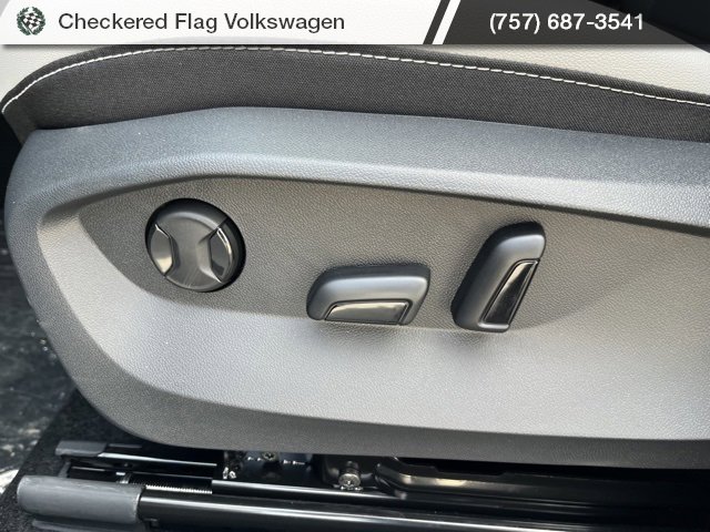 New 2025 Volkswagen Taos SE image 29