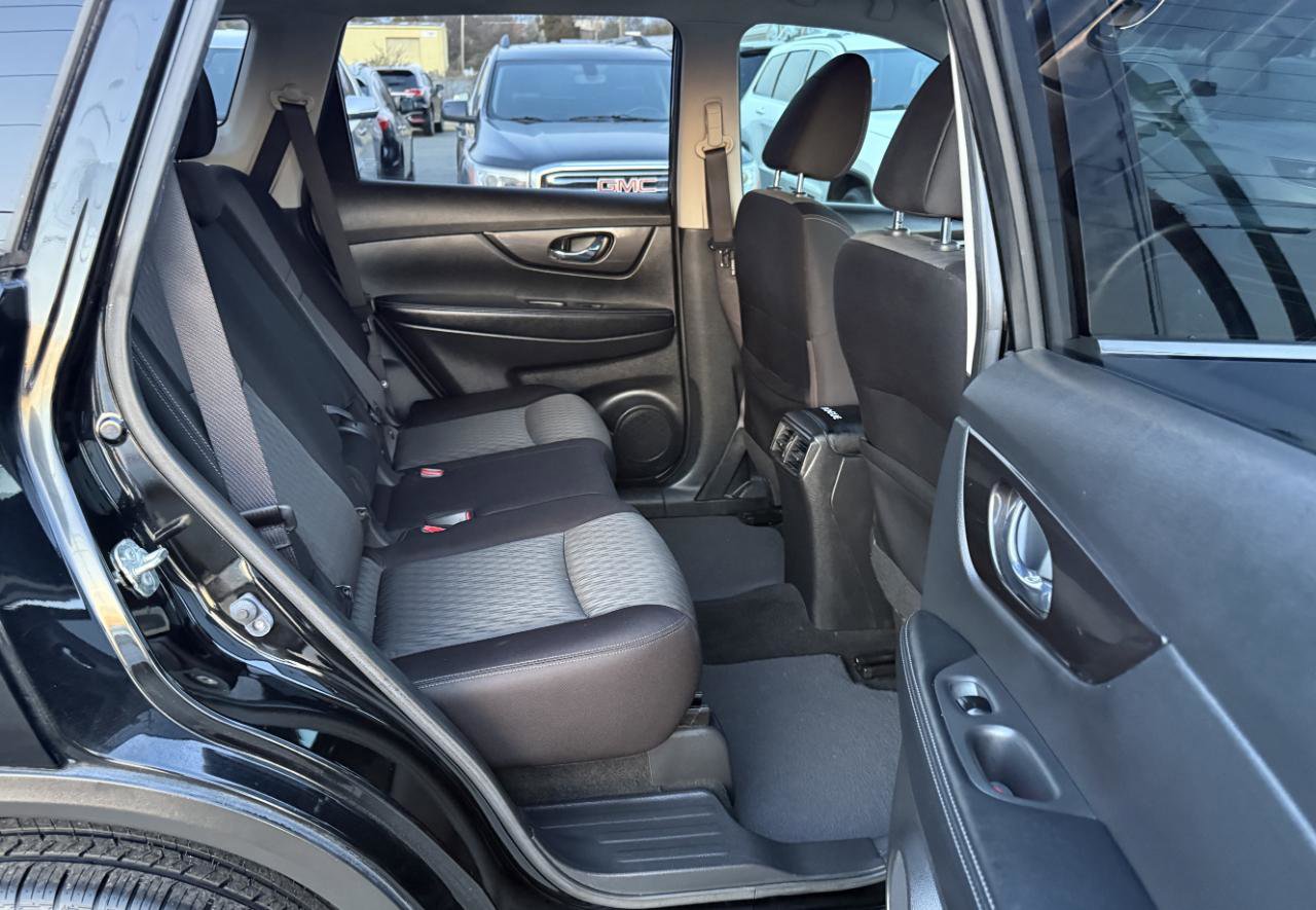 Used 2018 Nissan Rogue SV image 11