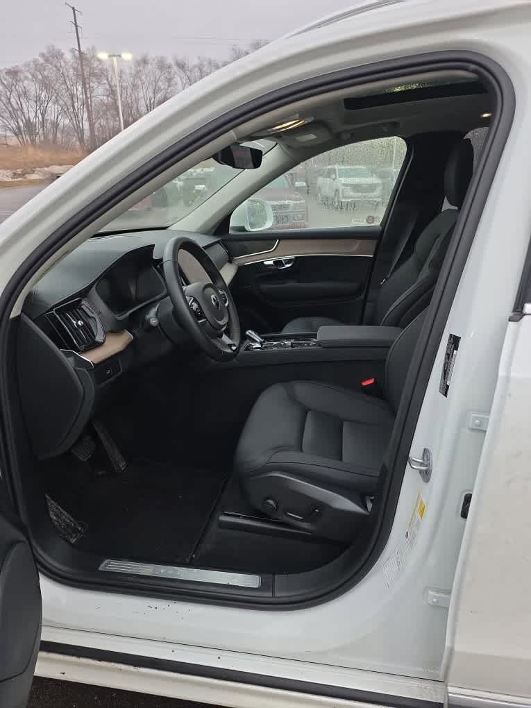 Used 2025 Volvo XC90 B6 Plus image 5