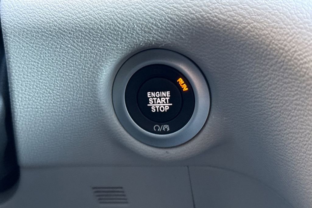 Used 2024 Chrysler Pacifica Touring-L image 33