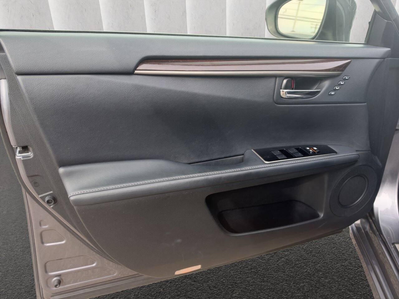 Used 2016 Lexus ES 350 w/ Ultra Luxury Package FWD image 10