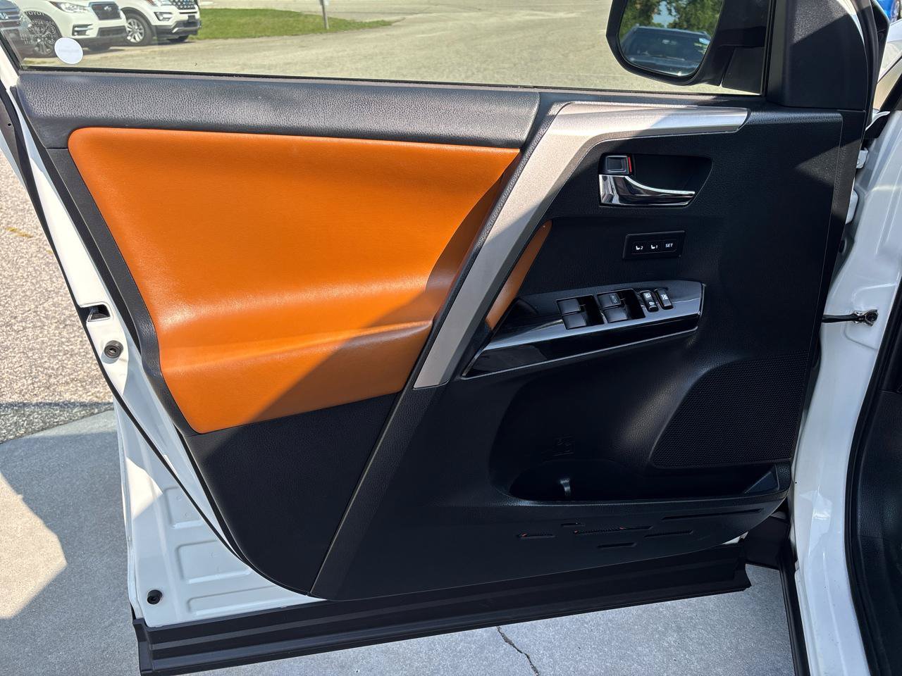 Used 2018 Toyota RAV4 Limited FWD image 19