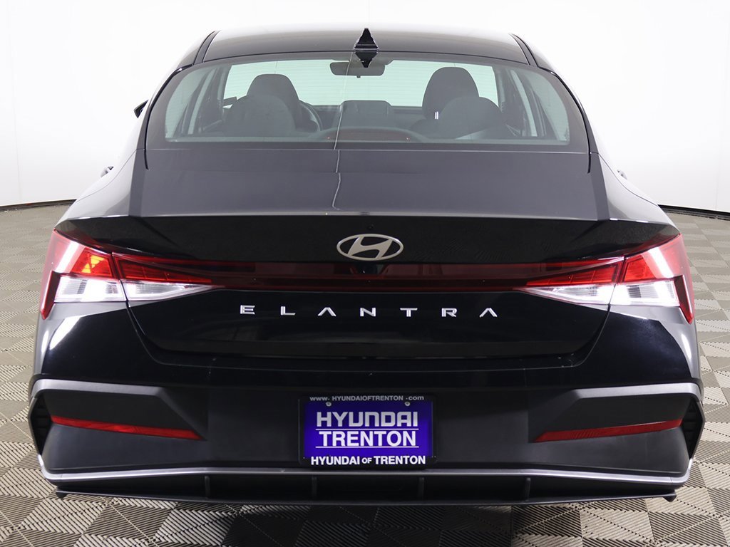 Certified 2024 Hyundai Elantra SEL image 11