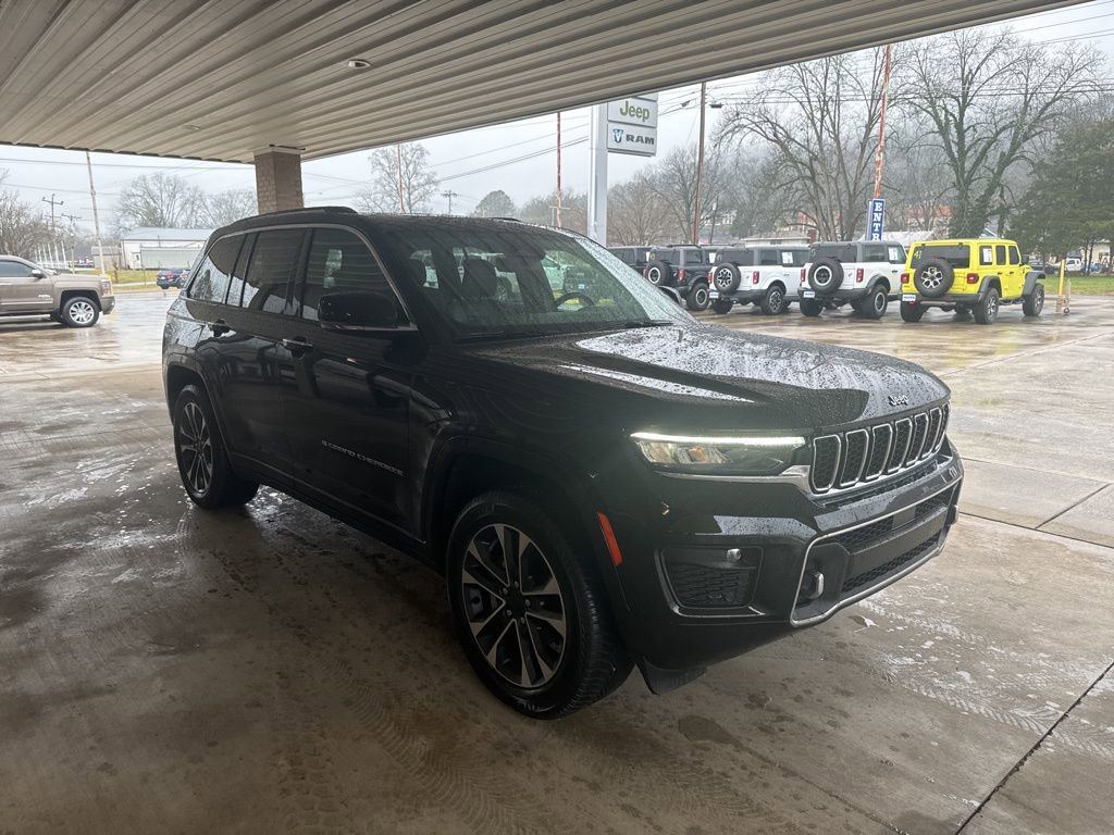 Used 2022 Jeep Grand Cherokee Overland w/ Luxury Tech Group IV AWD/4WD image 3